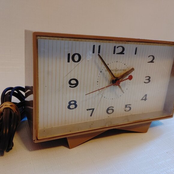 VINTAGE General Electric Desk Clock MCM GE Model LR-215 - Picture 2 of 8